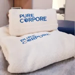 Inicio 1 Toallas con el logo del centro de entrenador personal en Castelldefels Pure Corpore, usadas en entrenamientos y terapias